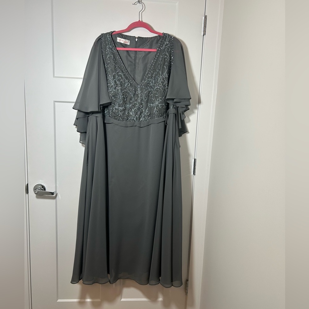 Plus size Mother of the bride/groom wedding guest dress